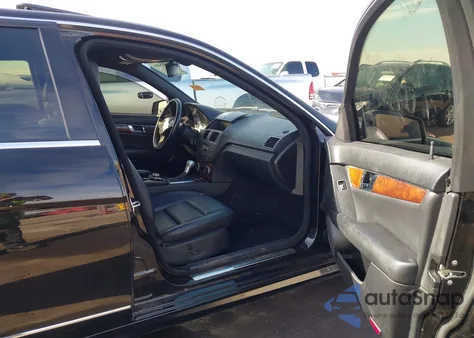 2011 Mercedes-Benz C 300 Sport 4Matic z USA, uszkodzony, nr VIN WDDGF8BB8BR156530